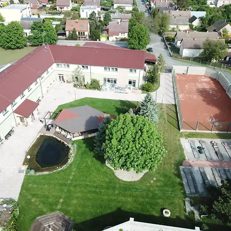 Dvůr